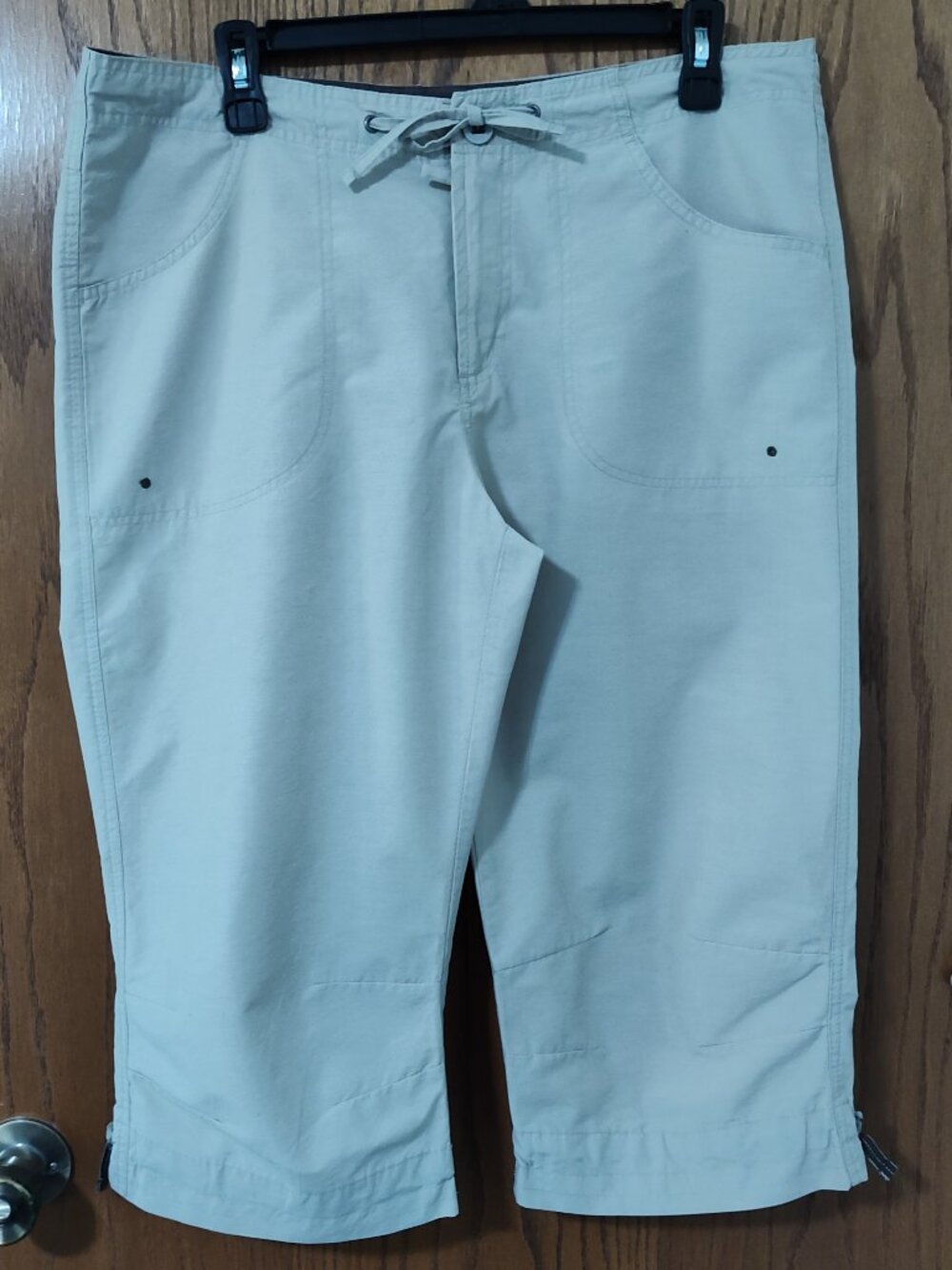 Columbia women's beige capris, VG used condition, size M